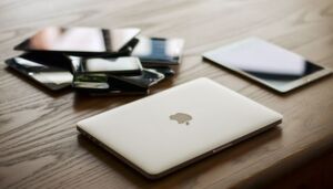 Laptop, Tablet, Smartphone und Co. – User sind nicht mehr nur mit einem Gerät unterwegs, um online zu shoppen. Bedeutet das wirklich das Ende für das Affiliate Marketing? Laptop, Tablet, Smartphone und Co. – User sind nicht mehr nur mit einem Gerät unterwegs, um online zu shoppen. Bedeutet das wirklich das Ende für das Affiliate Marketing?