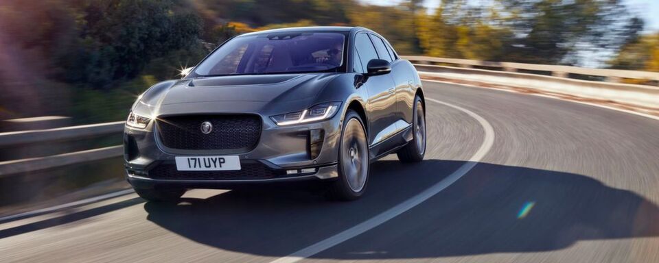 Immerhin schon bestellen kann man das elektrische SUV für mindestens 77.850 Euro, zum Händler kommt der Jaguar I-Pace erst im Sommer. Immerhin schon bestellen kann man das elektrische SUV für mindestens 77.850 Euro, zum Händler kommt der Jaguar I-Pace erst im Sommer.
