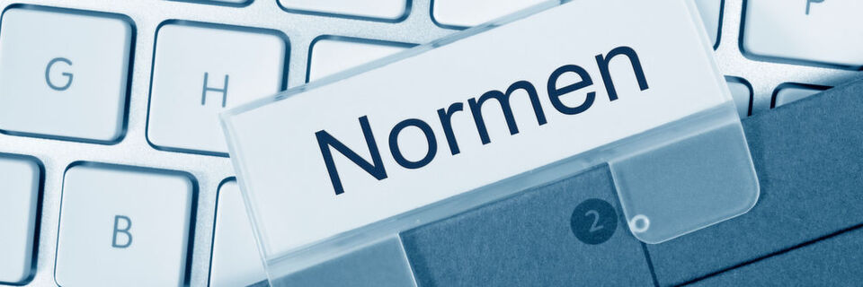 Normen schaffen einheitliche Standards. Damit geben sie Herstellern Orientierung und schaffen Rechtssicherheit. Normen schaffen einheitliche Standards. Damit geben sie Herstellern Orientierung und schaffen Rechtssicherheit.