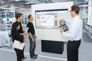 Die Fertigungsspezialisten in den Werken von Bosch Rexroth beschäftigen sich seit einigen Jahren intensiv mit dem Thema „Fabrik der Zukunft“. Die Fertigungsspezialisten in den Werken von Bosch Rexroth beschäftigen sich seit einigen Jahren intensiv mit dem Thema „Fabrik der Zukunft“.