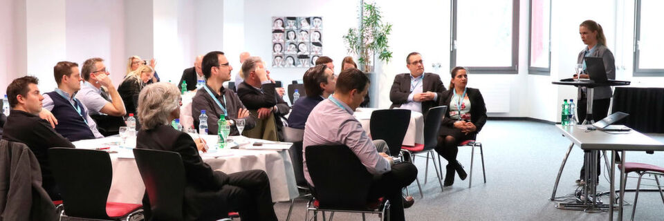 Julia Müller vom TÜV Süd erläutert den Teilnehmern der Medizintechnik-Tagung von Technia Transcatdie Änderungen der MDR. Julia Müller vom TÜV Süd erläutert den Teilnehmern der Medizintechnik-Tagung von Technia Transcatdie Änderungen der MDR.