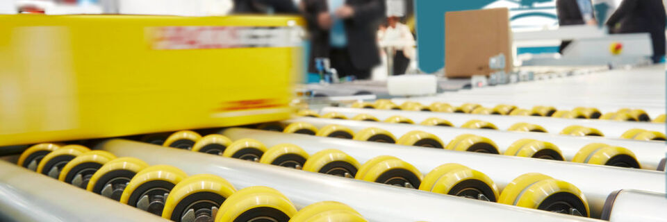 Gleichzeitig können die Module von Transnorm unterschiedliches Fördergut transportieren – egal ob Kartons oder Behälter und Trays. Gleichzeitig können die Module von Transnorm unterschiedliches Fördergut transportieren – egal ob Kartons oder Behälter und Trays.
