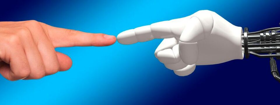 Mensch und Roboter bringen gemäß der Industrie 4.0 ihre spezifischen Fähigkeiten ein. Mensch und Roboter bringen gemäß der Industrie 4.0 ihre spezifischen Fähigkeiten ein.