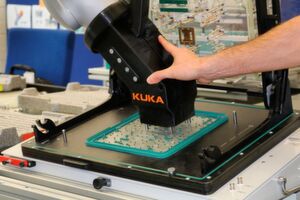 Bei der Mensch-Roboter-Kollaboration steuert und überwacht der Mensch die Produktion und der Roboter übernimmt die körperlich anstrengenden Arbeiten. Bei der Mensch-Roboter-Kollaboration steuert und überwacht der Mensch die Produktion und der Roboter übernimmt die körperlich anstrengenden Arbeiten.