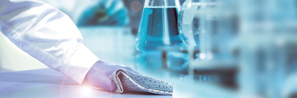 Abb. 1: Eine nachhaltige Reinigung bzw. Desinfektion von Laboroberflächen verhindert, dass einzelne Prozessschritte gefährdet werden. Abb. 1: Eine nachhaltige Reinigung bzw. Desinfektion von Laboroberflächen verhindert, dass einzelne Prozessschritte gefährdet werden.