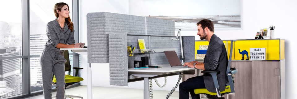 Im Stehen steigt die Produktivität um bis zu 20 %. Nutzer von Sitz-Steh-Arbeitsplätzen behaupten, wacher, aufgabenorientierter und positiver zu sein. Im Stehen steigt die Produktivität um bis zu 20 %. Nutzer von Sitz-Steh-Arbeitsplätzen behaupten, wacher, aufgabenorientierter und positiver zu sein.