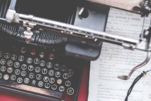 Wie Unternehmen schon mit fünf einfachen Tipps aus einem langweiligen Geschäftsbericht einen mitreißenden Unternehmenskrimi zaubern können, lesen Sie hier. Wie Unternehmen schon mit fünf einfachen Tipps aus einem langweiligen Geschäftsbericht einen mitreißenden Unternehmenskrimi zaubern können, lesen Sie hier.