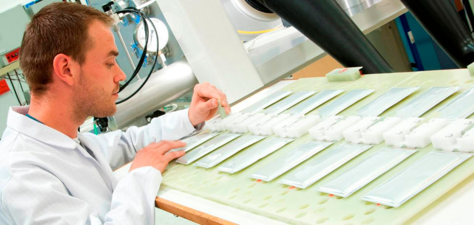 Ein Forscher der Oxis Labs in Oxfordshire, England, platziert Akkuzellen auf einer Testplattform Ein Forscher der Oxis Labs in Oxfordshire, England, platziert Akkuzellen auf einer Testplattform