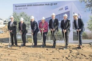 Spatenstich für den Zeiss Innovation Hub @ KIT (v. l. n. r.): Bernd Stober, Bürgermeister der Gemeinde Eggenstein-Leopoldshafen; Prof. Thomas Hirth, Vizepräsident des KIT für Innovation und Internationales; Professor Michael Kaschke, Vorsitzender des Vorstands der Carl Zeiss AG; Theresia Bauer, Ministerin für Wissenschaft, Forschung und Kunst Baden-Württemberg; Professor Holger Hanselka, Präsident des KIT; Dr. Ulrich Simon, Corporate Research & Technology der Zeiss AG; und Dr. Michael Thiel, Mitgründer der Nanoscribe GmbH. Spatenstich für den Zeiss Innovation Hub @ KIT (v. l. n. r.): Bernd Stober, Bürgermeister der Gemeinde Eggenstein-Leopoldshafen; Prof. Thomas Hirth, Vizepräsident des KIT für Innovation und Internationales; Professor Michael Kaschke, Vorsitzender des Vorstands der Carl Zeiss AG; Theresia Bauer, Ministerin für Wissenschaft, Forschung und Kunst Baden-Württemberg; Professor Holger Hanselka, Präsident des KIT; Dr. Ulrich Simon, Corporate Research & Technology der Zeiss AG; und Dr. Michael Thiel, Mitgründer der Nanoscribe GmbH.