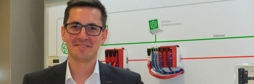 „Modularer Maschinenbau funktioniert nicht nur mit flexiblen Hardware-Modulen, sondern auch mit Software-Modulen“, erklärt Pierre Bürkle, Director Sales & Marketing im Segment Industrie-OEM bei Schneider Electric. „Modularer Maschinenbau funktioniert nicht nur mit flexiblen Hardware-Modulen, sondern auch mit Software-Modulen“, erklärt Pierre Bürkle, Director Sales & Marketing im Segment Industrie-OEM bei Schneider Electric.