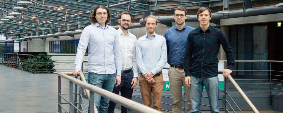 Das Team rund um Jakob Karbaumer (2. v. li.) und Felix Ballendat (re.). Ihr Ziel: urbane Mobilität besser machen – mit einem alltagstauglichen Leichtbau-Hoverboard für die letzte Meile. Das Team rund um Jakob Karbaumer (2. v. li.) und Felix Ballendat (re.). Ihr Ziel: urbane Mobilität besser machen – mit einem alltagstauglichen Leichtbau-Hoverboard für die letzte Meile.