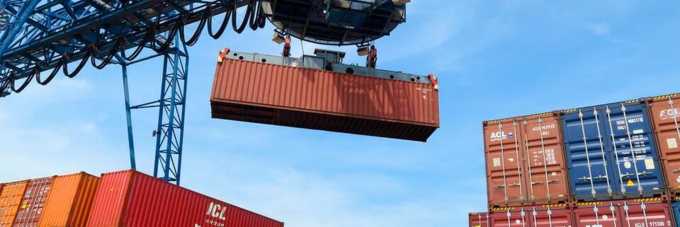 Container eignen sich ideal für Microservices, da hunderte von ihnen parallel laufen können und dennoch eine hohe Isolation und Autonomie bieten. Container eignen sich ideal für Microservices, da hunderte von ihnen parallel laufen können und dennoch eine hohe Isolation und Autonomie bieten.