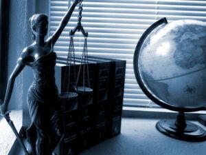 Wie blind darf Justiz sein? Der Einsatz von Software-Algorithmen könnte Behörden eine menge Arbeit ersparen - aber auch neue soziale Härten produzieren. Wie blind darf Justiz sein? Der Einsatz von Software-Algorithmen könnte Behörden eine menge Arbeit ersparen - aber auch neue soziale Härten produzieren.