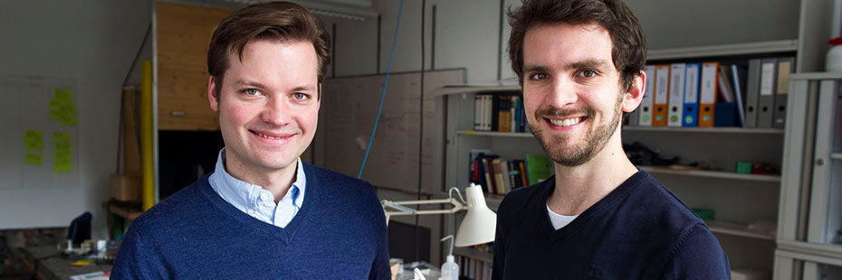 Jannis Fischer (l.) und Max Ahnen mit einem einfachen Modell des Kopfteils ihres BPET-Scanners. Jannis Fischer (l.) und Max Ahnen mit einem einfachen Modell des Kopfteils ihres BPET-Scanners.