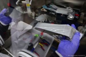 Die Forscher öffnen eine Rundzelle unter Schutzgas. Schäden an Batterien können schon durch die Produktion auftreten. Die Forscher öffnen eine Rundzelle unter Schutzgas. Schäden an Batterien können schon durch die Produktion auftreten.