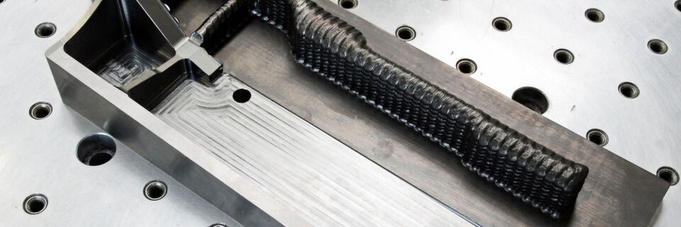 Typisches Bauteil mit einer Masse von 2,1 kg aus einer Titanlegierung. Der endkonturnahe Rohling konnte mit dem 3DMP-Verfahren in 45 min gedruckt werden. Typisches Bauteil mit einer Masse von 2,1 kg aus einer Titanlegierung. Der endkonturnahe Rohling konnte mit dem 3DMP-Verfahren in 45 min gedruckt werden.