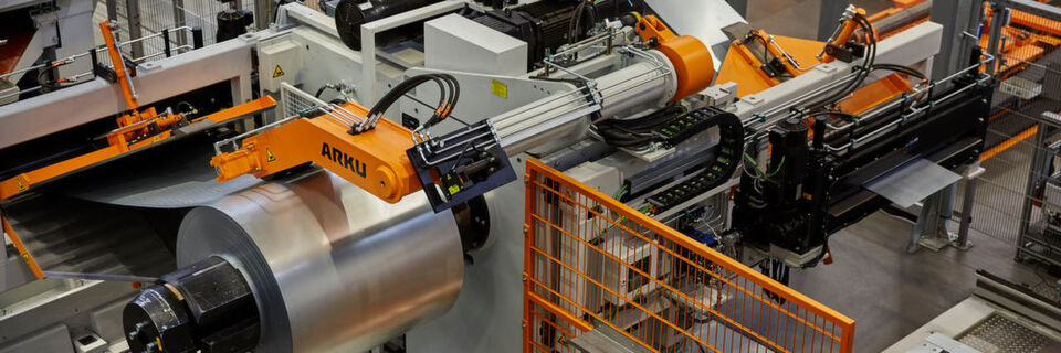 Die Doppelwendehaspel verkürzt Stillstandzeiten beim Coilwechsel und Umrüsten um mehrere Minuten. Die Doppelwendehaspel verkürzt Stillstandzeiten beim Coilwechsel und Umrüsten um mehrere Minuten.
