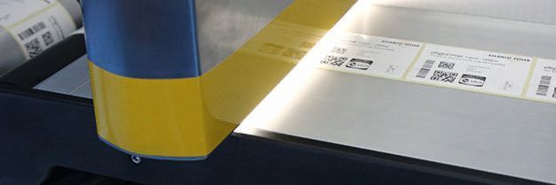 Die Workstation des Highspeed-Drucksystems Digiline Label erlaubt es, per Kamera erkannte fehlerhafte Etiketten einfach und sicher manuell zu entfernen. Die Workstation des Highspeed-Drucksystems Digiline Label erlaubt es, per Kamera erkannte fehlerhafte Etiketten einfach und sicher manuell zu entfernen.