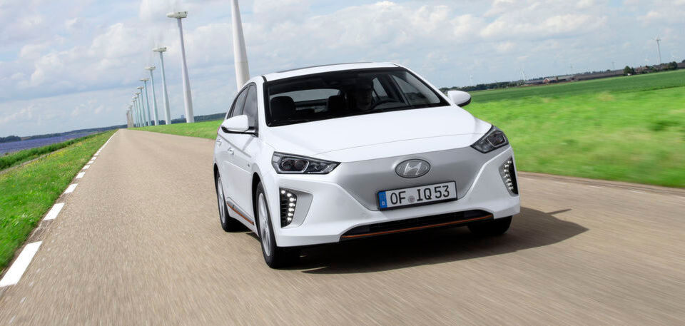 Der Hyundai Ioniq ist seit Anfang 2017 als reines Elektroauto erhältlich. Der Hyundai Ioniq ist seit Anfang 2017 als reines Elektroauto erhältlich.