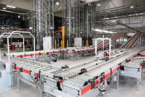 SEW-Eurodrive präsentierte Produkte und Lösungen für die Intralogistik, damit Prozesse auch in „4.0-Zeiten“ ausfallsicher und effizient laufen. SEW-Eurodrive präsentierte Produkte und Lösungen für die Intralogistik, damit Prozesse auch in „4.0-Zeiten“ ausfallsicher und effizient laufen.