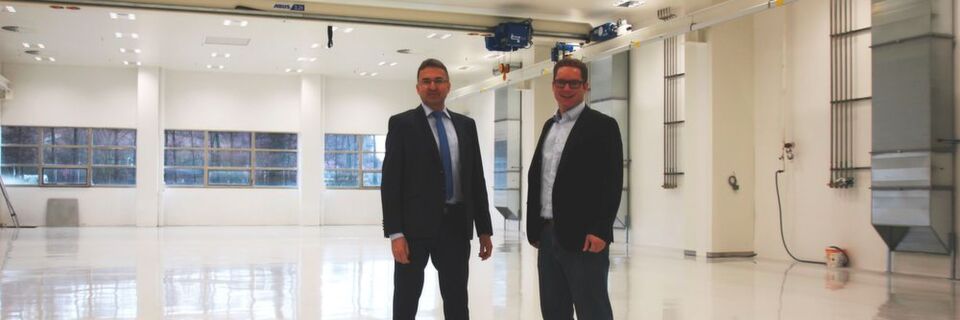 Dr. Thomas Jakob (li.), Riegler-Chef, und sein Projektleiter Andreas Oswald kurz vor der Inbetriebnahme der neuen Reinräume. Dr. Thomas Jakob (li.), Riegler-Chef, und sein Projektleiter Andreas Oswald kurz vor der Inbetriebnahme der neuen Reinräume.