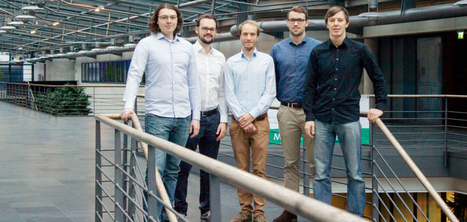 Das Team rund um Jakob Karbaumer (2. v. li.) und Felix Ballendat (re.). Ihr Ziel: urbane Mobilität besser machen – mit einem alltagstauglichen Leichtbau-Hoverboard für die letzte Meile. Das Team rund um Jakob Karbaumer (2. v. li.) und Felix Ballendat (re.). Ihr Ziel: urbane Mobilität besser machen – mit einem alltagstauglichen Leichtbau-Hoverboard für die letzte Meile.