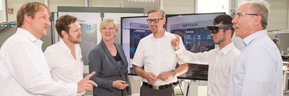 Virtual und Mixed Reality begeisterten die Roundtable-Teilnehmer beim Verpackungsmaschinenhersteller Optima. Erste Anwendungen gibt es – und die AR/VR/MR-Zukunft sieht vielversprechend aus. Virtual und Mixed Reality begeisterten die Roundtable-Teilnehmer beim Verpackungsmaschinenhersteller Optima. Erste Anwendungen gibt es – und die AR/VR/MR-Zukunft sieht vielversprechend aus.