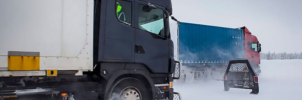 In dem von Scania entwickelten Lkw-Notbremssystem werden Radar- sowie Kamerasensoren im Zusammenspiel verwendet, um die Umwelt zu erkennen. Es soll Heckkollisionen vermeiden. In dem von Scania entwickelten Lkw-Notbremssystem werden Radar- sowie Kamerasensoren im Zusammenspiel verwendet, um die Umwelt zu erkennen. Es soll Heckkollisionen vermeiden.