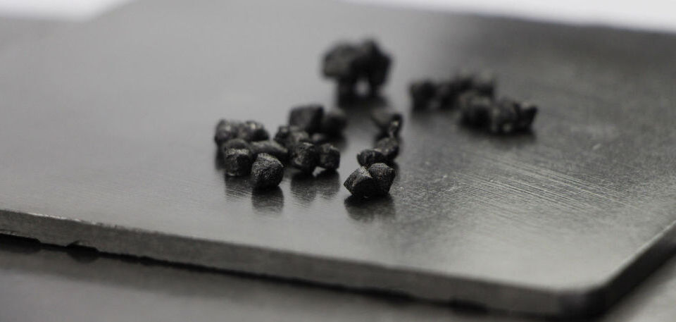 Das Fraunhofer ICT stellt aus recycelten, klein gehäckselten Carbonfasern (oben) Bipolarplatten (unten) für Batterien und Brennstoffzellen her. Das Fraunhofer ICT stellt aus recycelten, klein gehäckselten Carbonfasern (oben) Bipolarplatten (unten) für Batterien und Brennstoffzellen her.