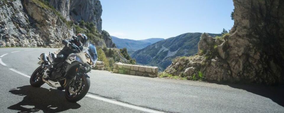 Vorsicht: Wenn Autos Kurven schneiden, kann es bei entgegenkommenden Motorrädern eng werden. Vorsicht: Wenn Autos Kurven schneiden, kann es bei entgegenkommenden Motorrädern eng werden.