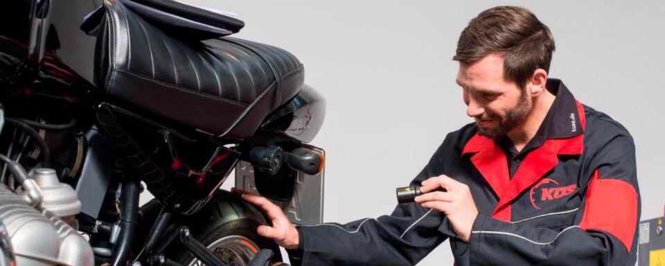Wer sich den Technikcheck seines Motorrades nicht zutraut, kann auch einen Experten hinzuziehen. Wer sich den Technikcheck seines Motorrades nicht zutraut, kann auch einen Experten hinzuziehen.