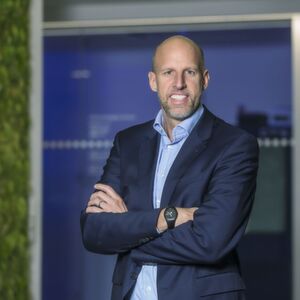 Karsten Bier, CEO der RECOM-Gruppe: „Wer langfristig eine Rolle spielen will, muss sich dem Wettbewerb in China stellen! Die stehen da einfach früher auf. Nicht nur wegen der Zeitverschiebung. Ab Jahresmitte produzieren wir in unserem neuen Werk in Xiamen AC/DC-Module in hoher Stückzahl – zu ausgesprochen günstigen Preisen!“ Karsten Bier, CEO der RECOM-Gruppe: „Wer langfristig eine Rolle spielen will, muss sich dem Wettbewerb in China stellen! Die stehen da einfach früher auf. Nicht nur wegen der Zeitverschiebung. Ab Jahresmitte produzieren wir in unserem neuen Werk in Xiamen AC/DC-Module in hoher Stückzahl – zu ausgesprochen günstigen Preisen!“