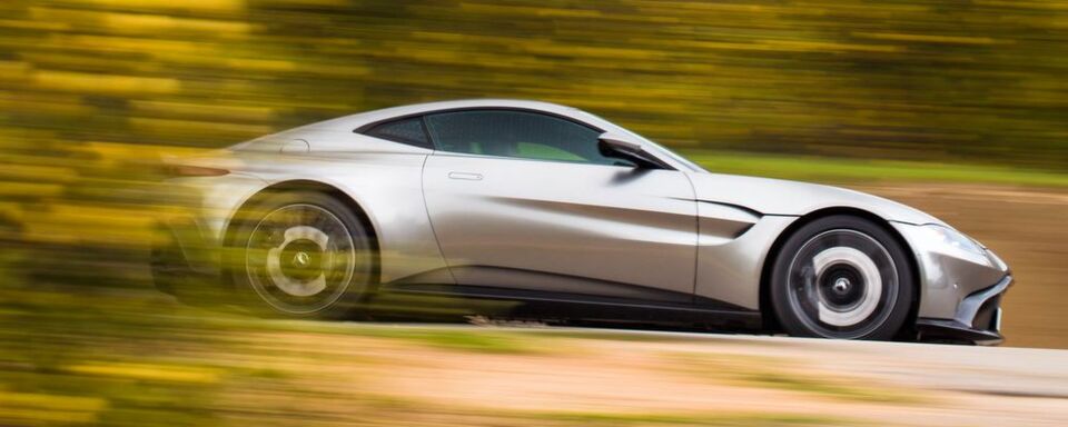 Gerade einmal 3,6 Sekunden vergehen, bis das Coupé bei Tempo 100 ist. Gerade einmal 3,6 Sekunden vergehen, bis das Coupé bei Tempo 100 ist.
