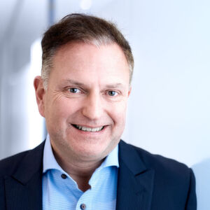 Dr. Nicolaus Gollwitzer leitet seit Anfang 2017 die Telefónica Germany NEXT GmbH als CEO. Zuvor war Dr. Gollwitzer als CEO für Vodafone Automotive in Italien tätig. Nicolaus Gollwitzer ist promovierter Physiker und lebt in Berlin. Dr. Nicolaus Gollwitzer leitet seit Anfang 2017 die Telefónica Germany NEXT GmbH als CEO. Zuvor war Dr. Gollwitzer als CEO für Vodafone Automotive in Italien tätig. Nicolaus Gollwitzer ist promovierter Physiker und lebt in Berlin.