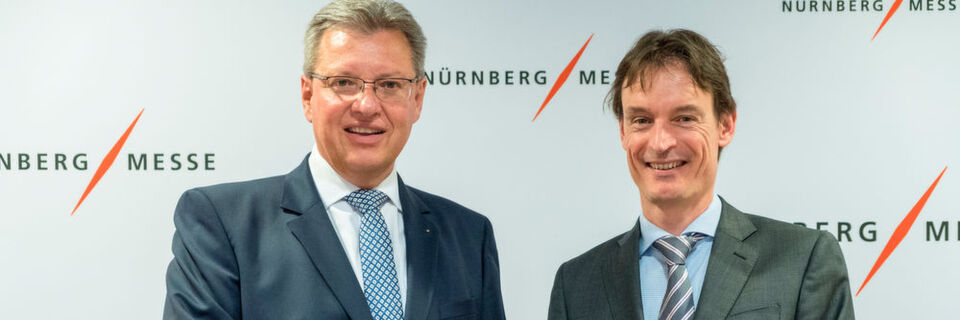 Dr. Roland Fleck, CEO Nürnberg Messe Group, und John van der Valk, Managing Director UBM EMEA Amsterdam, auf der Eröffnungspressekonferenz zur MT-Connect. In der Hand halten sie bereits den Flyer zur neuen Messe Medtec Live. Dr. Roland Fleck, CEO Nürnberg Messe Group, und John van der Valk, Managing Director UBM EMEA Amsterdam, auf der Eröffnungspressekonferenz zur MT-Connect. In der Hand halten sie bereits den Flyer zur neuen Messe Medtec Live.
