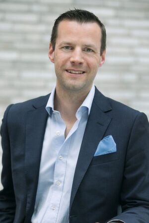 Dr. Heiner Lang leitet die Business Unit „Automation and Electrification Solutions“ und liefert mit ihr Antriebs- und Steuerungstechnologien für die Fabrikautomation und Industrie-4.0-Lösungen für die Fabrik der Zukunft. Dr. Heiner Lang leitet die Business Unit „Automation and Electrification Solutions“ und liefert mit ihr Antriebs- und Steuerungstechnologien für die Fabrikautomation und Industrie-4.0-Lösungen für die Fabrik der Zukunft.