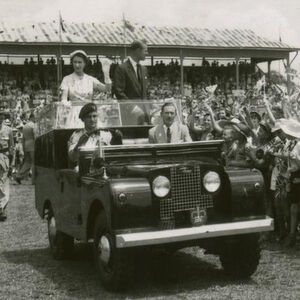 Die Queen und Prinz Philip in einem Land Rover 1954 bei einem Besuch in Mackay, Queensland. Die Queen und Prinz Philip in einem Land Rover 1954 bei einem Besuch in Mackay, Queensland.