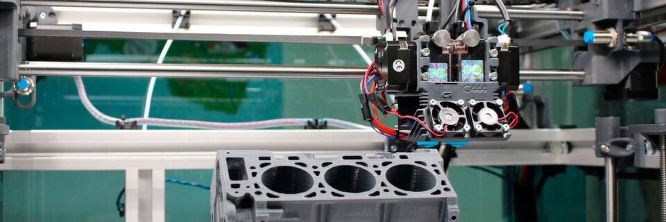 Bezogen auf die Zahl der Erwerbstätigen ist infolge der Digitalisierung hauptsächlich das produzierende Gewerbe von einem Beschäftigungsabbau betroffen. Bezogen auf die Zahl der Erwerbstätigen ist infolge der Digitalisierung hauptsächlich das produzierende Gewerbe von einem Beschäftigungsabbau betroffen.