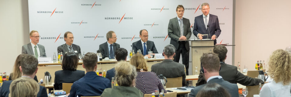 In Anwesenheit von Journalisten verkünden John van der Valk, Managing Director UBM EMEA Amsterdam, und Dr. Roland Fleck, CEO Nürnberg Messe Group, auf der Eröffnungspressekonferenz zur MT-Connect ihre Pläne für die neue Messe Medtec Live. In Anwesenheit von Journalisten verkünden John van der Valk, Managing Director UBM EMEA Amsterdam, und Dr. Roland Fleck, CEO Nürnberg Messe Group, auf der Eröffnungspressekonferenz zur MT-Connect ihre Pläne für die neue Messe Medtec Live.