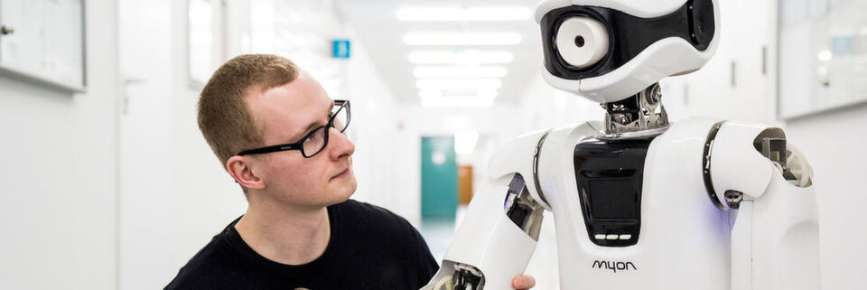 Im Studiengang „Humanoide Robotik“ lernen Studierende von Robotern – und umgekehrt. Im Studiengang „Humanoide Robotik“ lernen Studierende von Robotern – und umgekehrt.