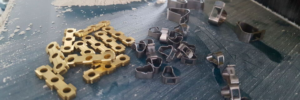 Metall- und Kunststoffoberflächen müssen vor der Weiterverarbeitung, wie zum Beispiel vor dem Bedrucken, Lackieren, Pulverbeschichten oder Bekleben gereinigt und entfettet werden. Metall- und Kunststoffoberflächen müssen vor der Weiterverarbeitung, wie zum Beispiel vor dem Bedrucken, Lackieren, Pulverbeschichten oder Bekleben gereinigt und entfettet werden.