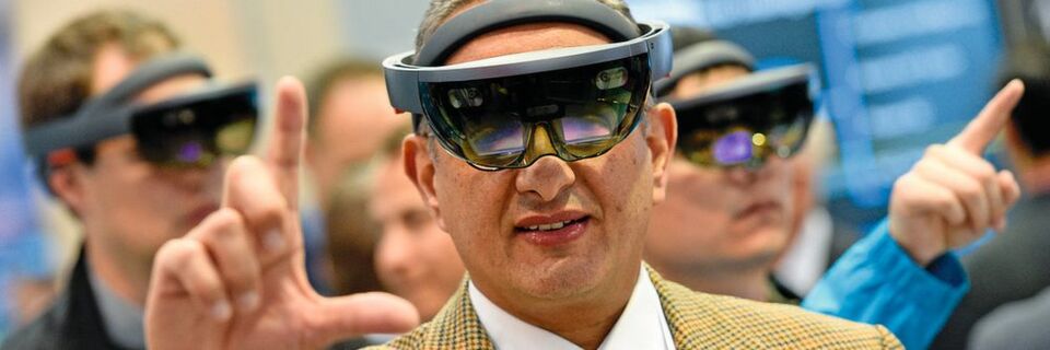 Themen wie Künstliche Intelligenz, Mixed Reality oder Machine Learning sind im Rahmen von Industrie 4.0 auch für den Maschinen- und Anlagenbau relevant. Themen wie Künstliche Intelligenz, Mixed Reality oder Machine Learning sind im Rahmen von Industrie 4.0 auch für den Maschinen- und Anlagenbau relevant.