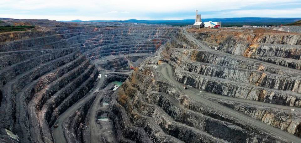 Am Abgrund: Blick in den Kupfertagebau Aitik in Schweden. Bis 2035 könnten weltweit bis zu 200 Minen schließen. Am Abgrund: Blick in den Kupfertagebau Aitik in Schweden. Bis 2035 könnten weltweit bis zu 200 Minen schließen.
