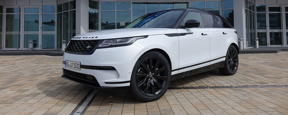 Der Velar ist das mittlerweile vierte Modell aus dem Hause Range Rover und platziert sich zwischen den Evoque und den Range Rover Sport. Der Velar ist das mittlerweile vierte Modell aus dem Hause Range Rover und platziert sich zwischen den Evoque und den Range Rover Sport.