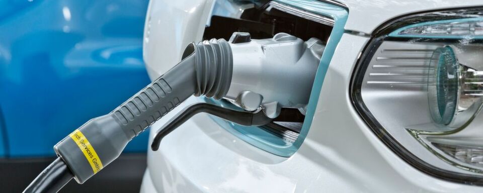 Hält die Bundeskanzlerin an ihrem Vorhaben fest, bis 2020 eine Million E-Autos auf die Straßen zu bringen? Hält die Bundeskanzlerin an ihrem Vorhaben fest, bis 2020 eine Million E-Autos auf die Straßen zu bringen?