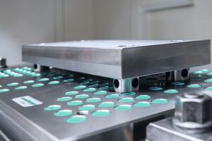 Thanks to the very tight tolerances of the mounting holes and the clamping elements, the die plates can be clamped and machined with repeatable accuracy in the μ range. Thanks to the very tight tolerances of the mounting holes and the clamping elements, the die plates can be clamped and machined with repeatable accuracy in the μ range.
