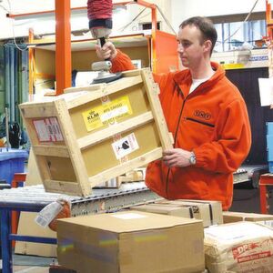 Handling von verschiedenen Paketen und Packstücken mit dem Vaculex-TP-Hebelifter von Knie- bis Schulterhöhe. Handling von verschiedenen Paketen und Packstücken mit dem Vaculex-TP-Hebelifter von Knie- bis Schulterhöhe.