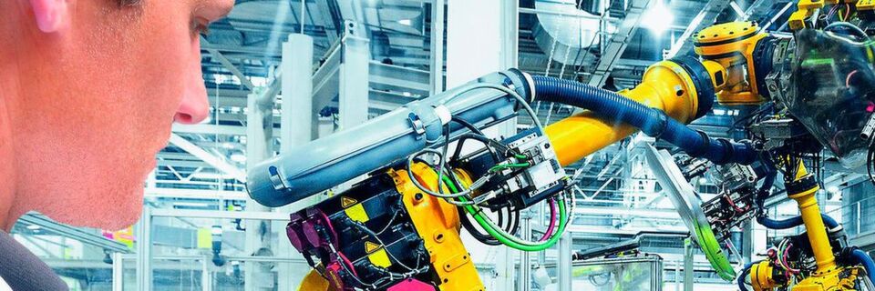 Bei den angestrebten Produktionssystemen handelt es sich um hochgradig vernetzte Strukturen mit einer Vielzahl von beteiligten Menschen, IT-Systemen, Automatisierungskomponenten und Maschinen. Zwischen den teilweise autonom agierenden technischen Systemkomponenten findet ein reger und oft zeitkritischer Daten- und Informationsaustausch statt. Sicherheit wird zum erfolgskritischen Faktor. Bei den angestrebten Produktionssystemen handelt es sich um hochgradig vernetzte Strukturen mit einer Vielzahl von beteiligten Menschen, IT-Systemen, Automatisierungskomponenten und Maschinen. Zwischen den teilweise autonom agierenden technischen Systemkomponenten findet ein reger und oft zeitkritischer Daten- und Informationsaustausch statt. Sicherheit wird zum erfolgskritischen Faktor.