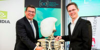 Staatsminister Franz-Josef Pschierer (links) und Dr. Liebl zusammen mit dem von einem Münchner Studenten geschaffenen Humanoid-Roboter „Roboy“ Staatsminister Franz-Josef Pschierer (links) und Dr. Liebl zusammen mit dem von einem Münchner Studenten geschaffenen Humanoid-Roboter „Roboy“