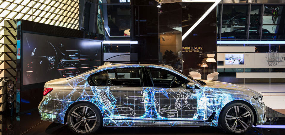 Virtual Reality müsste gerade für die Autoindustrie, die sowohl technologisch anspruchsvolle wie kostenintensive Produkte anbietet, sinnstiftend sein. Doch Entscheider müssen genau prüfen, wo die Grenzen liegen. Virtual Reality müsste gerade für die Autoindustrie, die sowohl technologisch anspruchsvolle wie kostenintensive Produkte anbietet, sinnstiftend sein. Doch Entscheider müssen genau prüfen, wo die Grenzen liegen.
